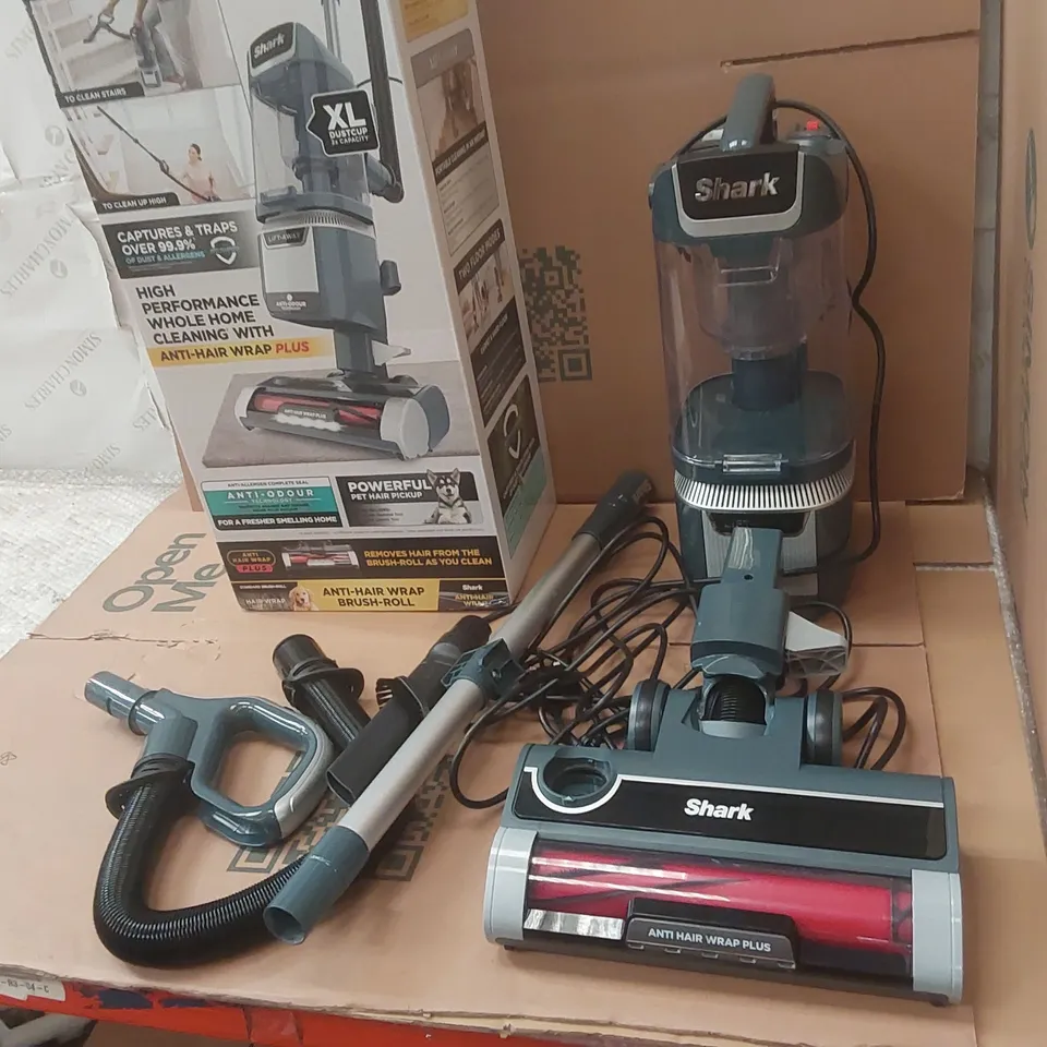 BOXED SHARK ANTI HAIR WRAP PLUS UPRIGHT PET VACUUM WITH LIFT-AWAY NZ780UKT