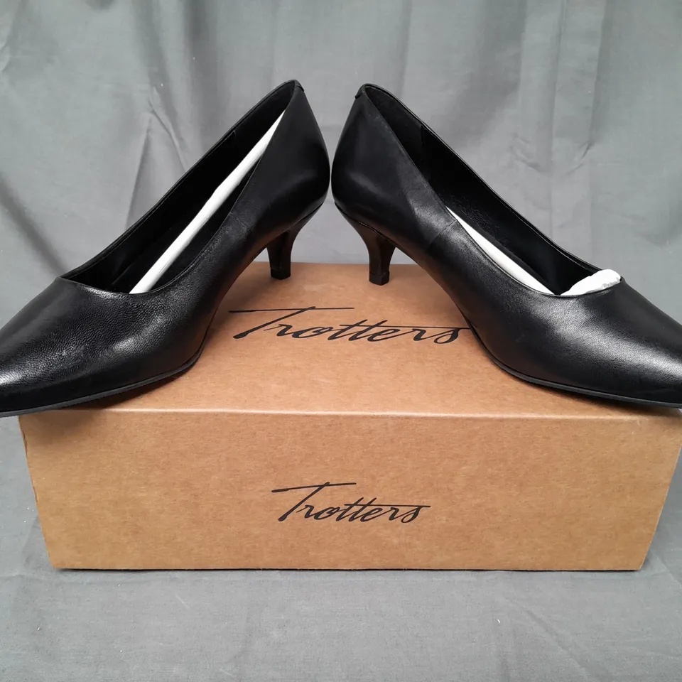 BOXED PAIR OF TROTTERS CLOSED TOE LOW HEEL SLIP-ON SHOES IN BLACK SIZE UNSPECIFIED