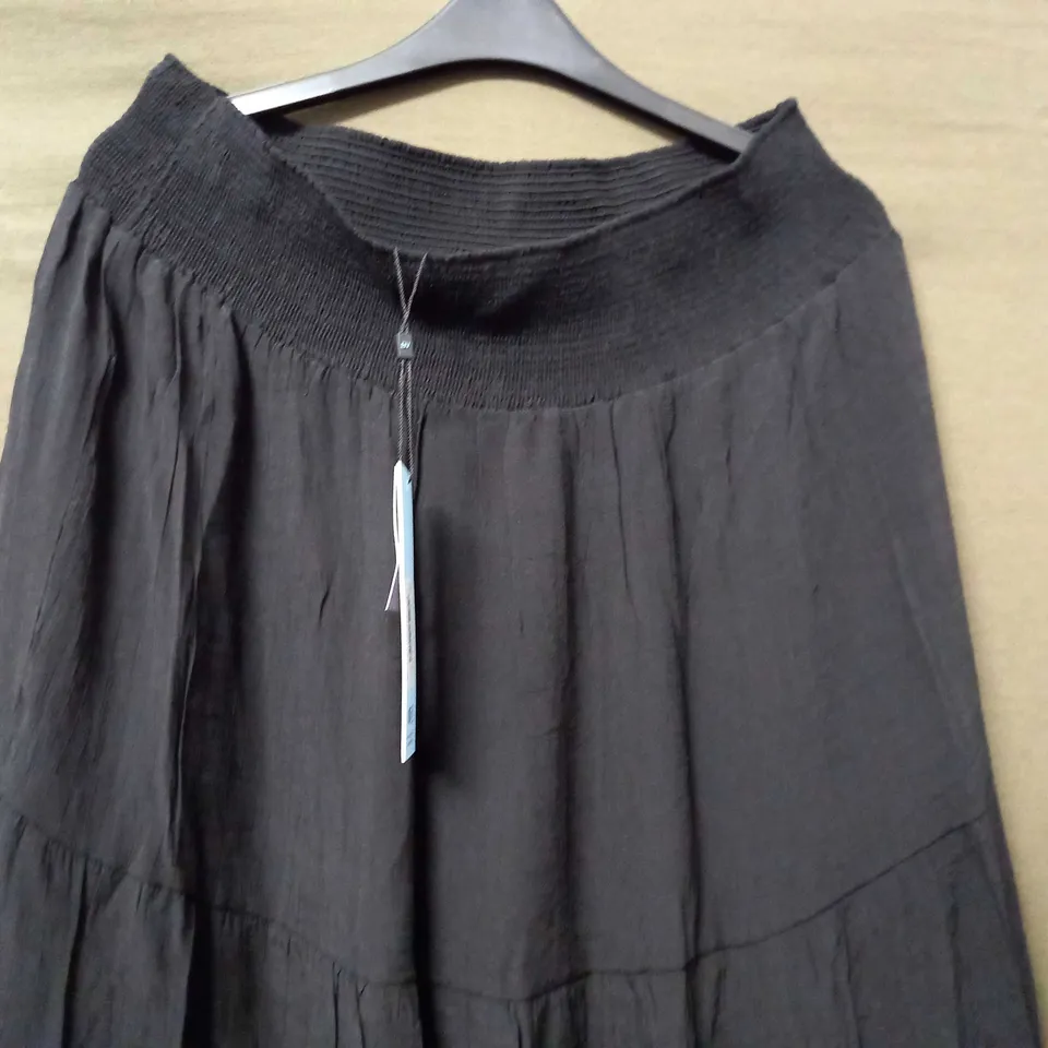 BLUE VANILLA CURVE TIERED SHIRRED MAXI SKIRT IN BLACK - UK 18/20