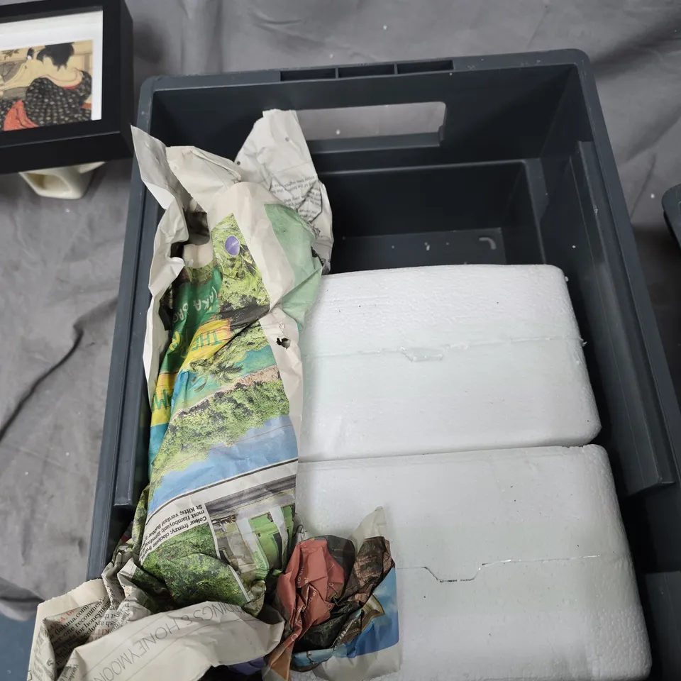 TOTE OF APPROXIMATELY 7 ASSORTED GLASS/CERAMIC ITEMS TO INCLUDE: CHOCOLATE MUG AND WALL ART