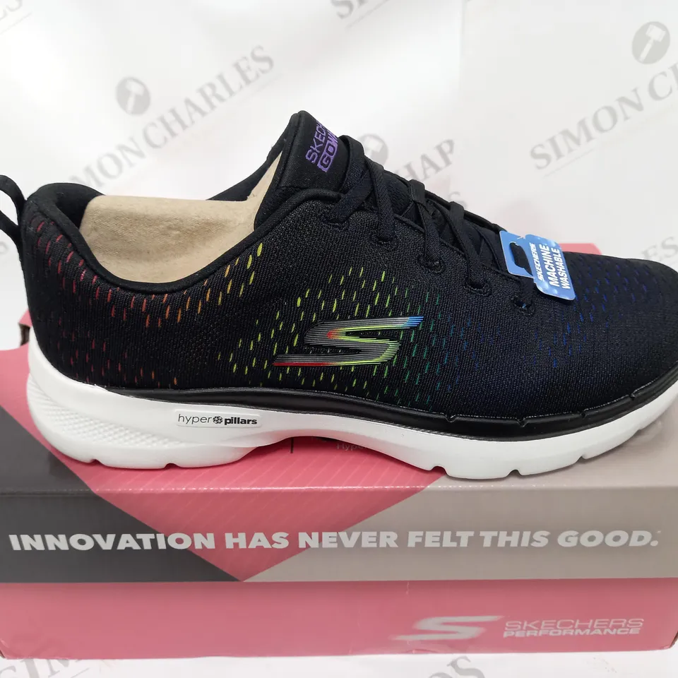 BOXED PAIR OF SKECHERS GO WALK AIR COOLED TRAINERS IN BLACK/MULTI SIZE 6