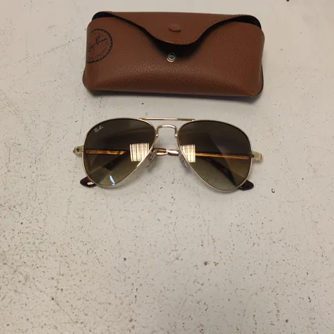 RAY-BAN AVIATOR SUNGLASSES – GOLD-TONE FRAME WITH GRADIENT LENSES