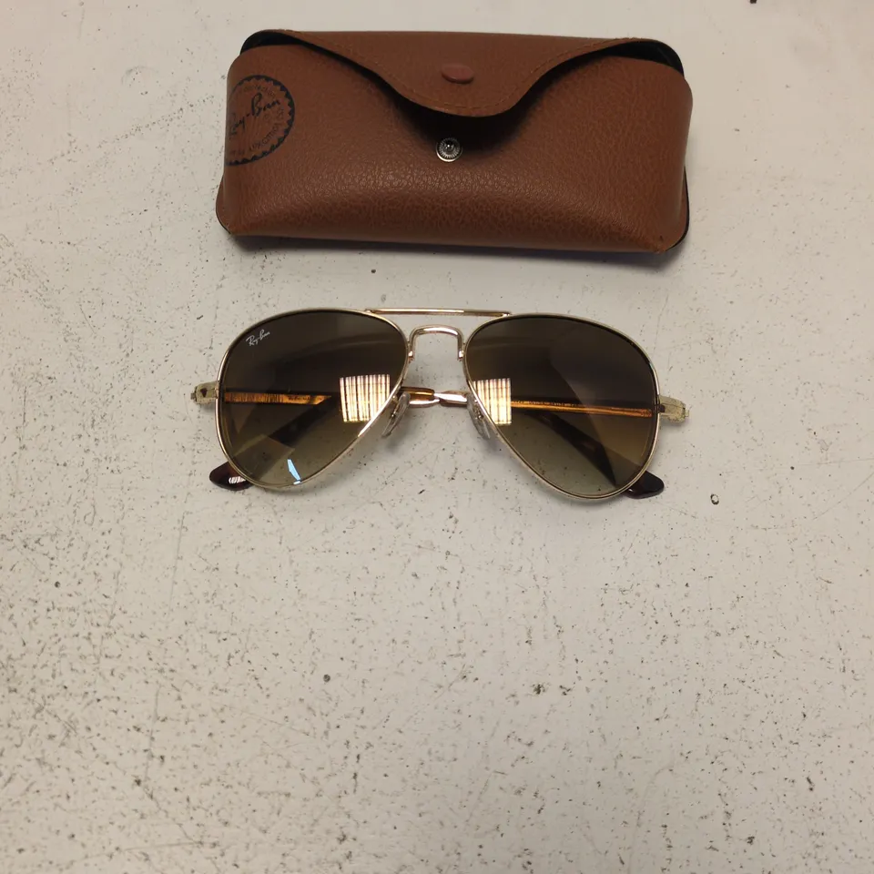 RAY-BAN AVIATOR SUNGLASSES – GOLD-TONE FRAME WITH GRADIENT LENSES