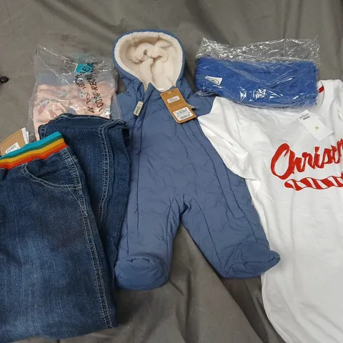 APPROXIMATELY 30 ASSORTED KIDS CLOTHING ITEMS IN VARIOUS STYLES, SIZES & COLOURS TO INCLUDE T-SHIRTS, ONESIE, JEANS, ETC