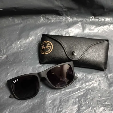 RAY-BAN SUNGLASSES – BLACK FRAME WITH LOGO ON LENS 