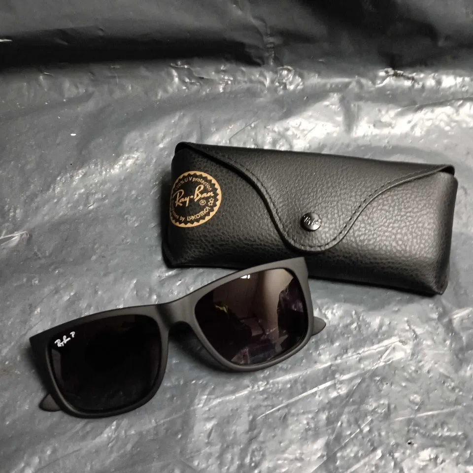RAY-BAN SUNGLASSES – BLACK FRAME WITH LOGO ON LENS 