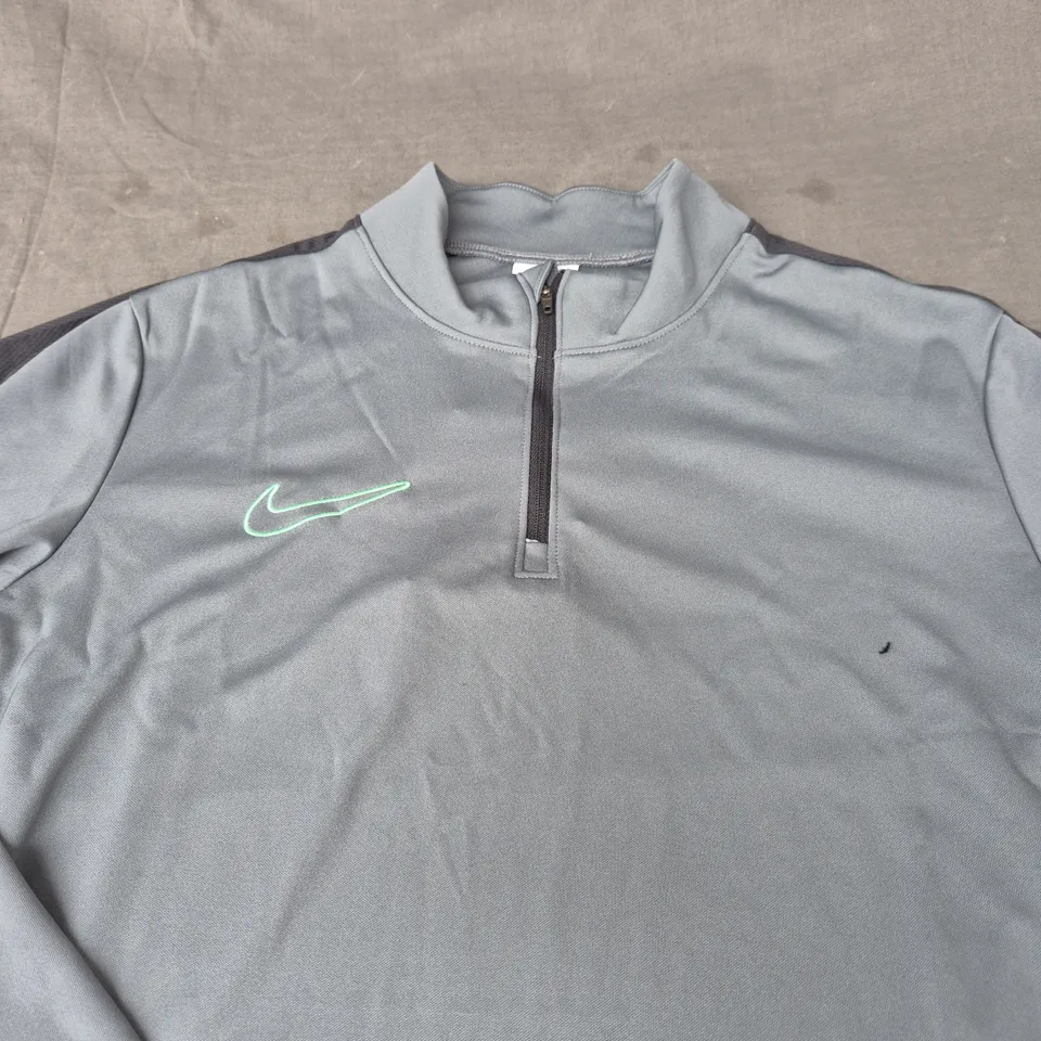 NIKE 1/4 ZIP LONG SLEEVE TOP - SIZE SMALL