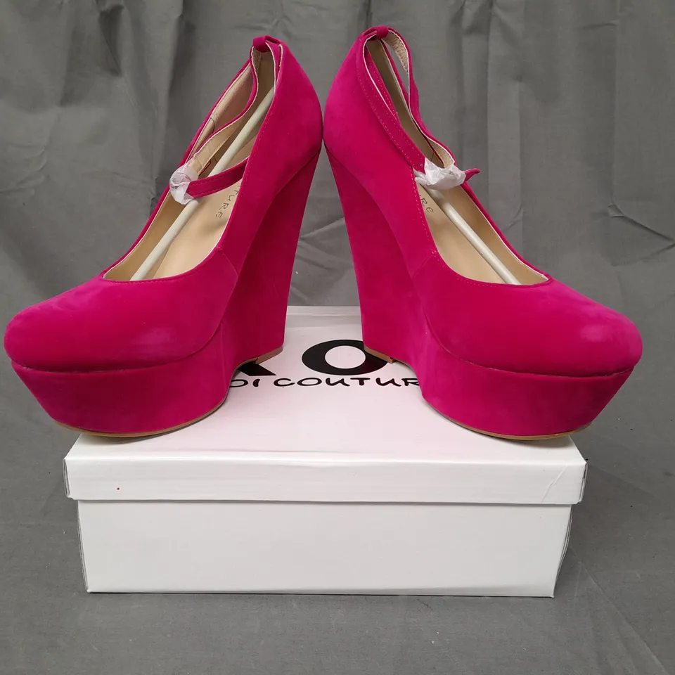 BOXED PAIR OF KOI COUTURE HR5 PLATFORM HIGH WEDGE FAUX SUEDE SHOES IN FUCHSIA SIZE 8
