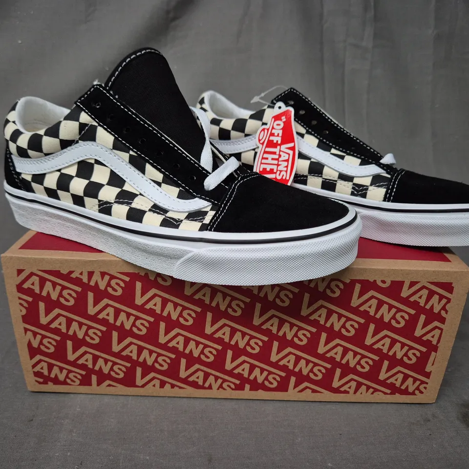 BOXED PAIR OF VANS OLD SKOOL SHOES IN BLACK/WHITE CHECKERBOARD UK SIZE 6