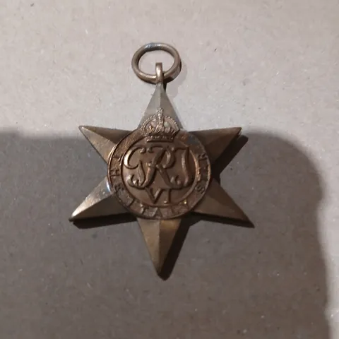 APPROXIMATELY 60 MEDAL WITH CROWN EMBLEM AND KR MONOGRAM ENGRAVED THE ITALY STAR