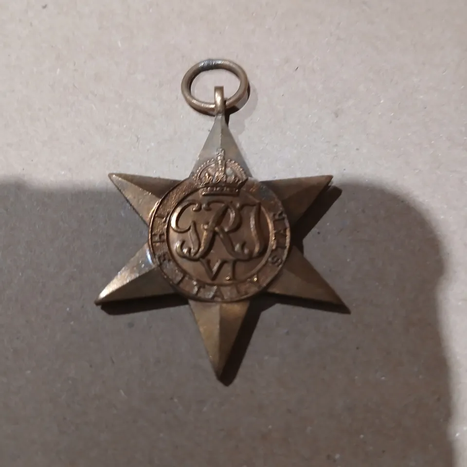 APPROXIMATELY 60 MEDAL WITH CROWN EMBLEM AND KR MONOGRAM ENGRAVED THE ITALY STAR