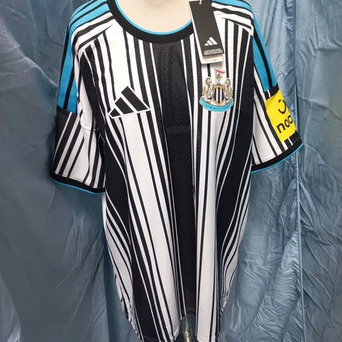 NEWCASTLE UNITED HOME JERSEY IN BLACK/WHITE - UK XL