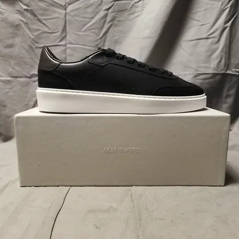 BOXED PAIR OF ARNE TENNIS TRAINERS IN BLACK SIZE UK 10