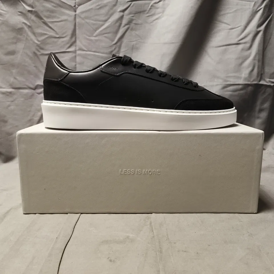 BOXED PAIR OF ARNE TENNIS TRAINERS IN BLACK SIZE UK 10