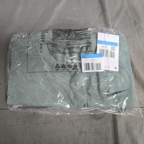 BAGGED NIKE THE NIKE TEE IN GREEN - MEDIUM