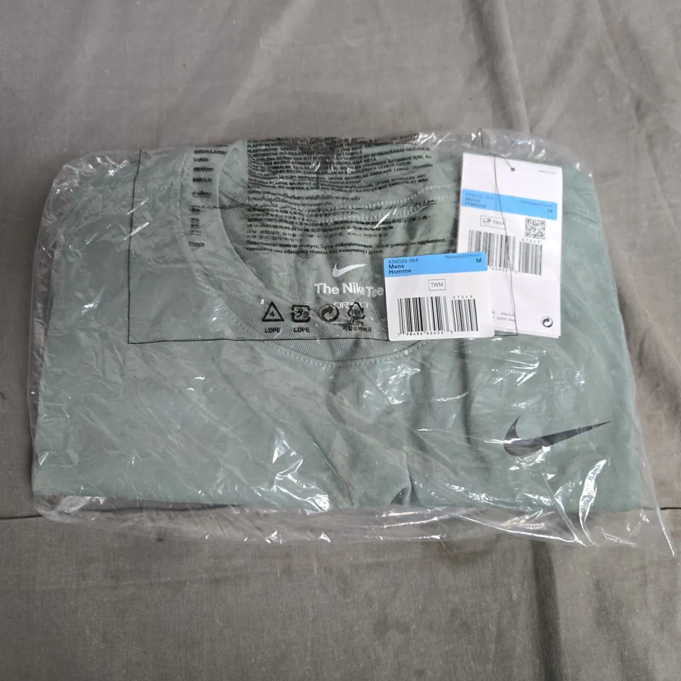 BAGGED NIKE THE NIKE TEE IN GREEN - MEDIUM