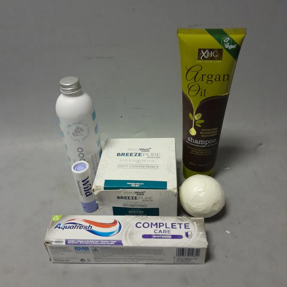 APPROXIMATELY 20 ASSORTED HEALTH & BEAUTY ITEMS TO INCLUDE - AQUAFRESH TOOTHPASTE, ARGAN OIL SHAMPOO AND WILD DEODORANT