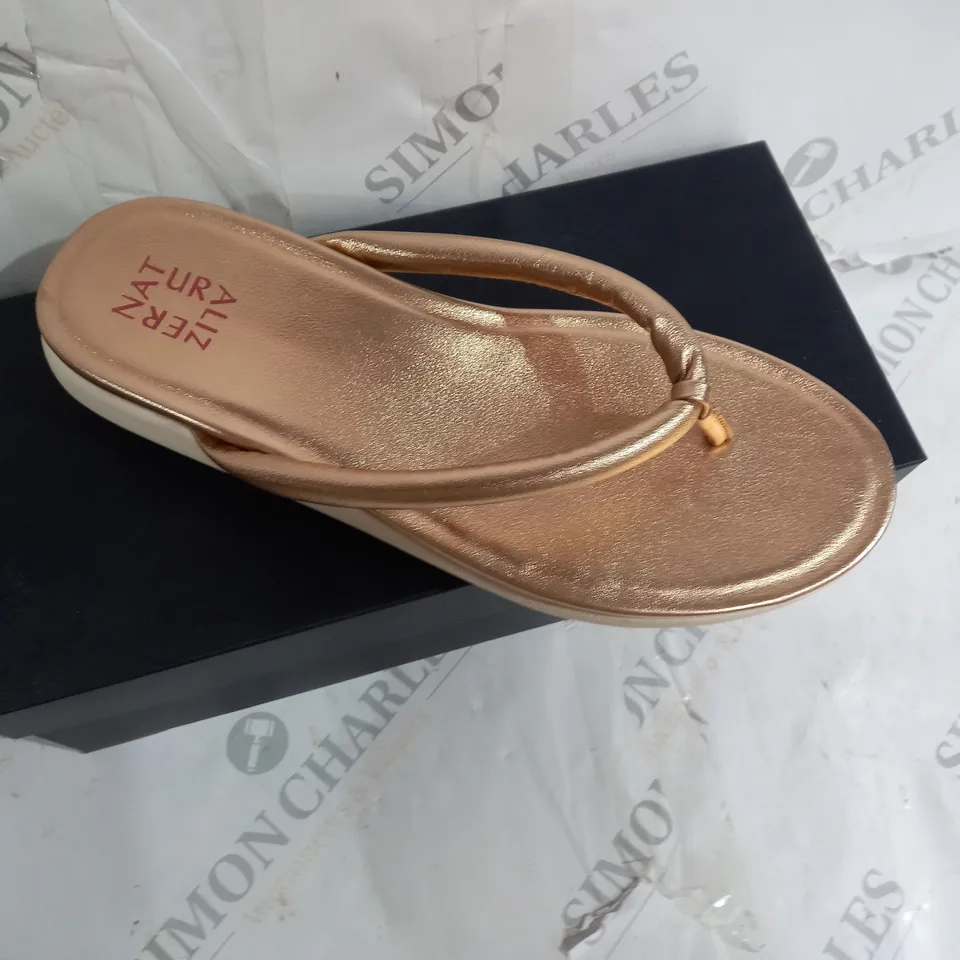BOXED PAIR OF NATURALIZER SANDALS IN GOLD AND WHITE SIZE 6.5