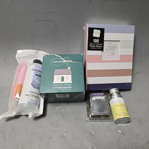 APPROXIMATELY 12 ASSORTED ITEMS TO INCLUDE - PICTURE THIS 100 SLIP IN POKCET PHOTO ALBUM , BORN & BRED INCENSE BURNER ETC