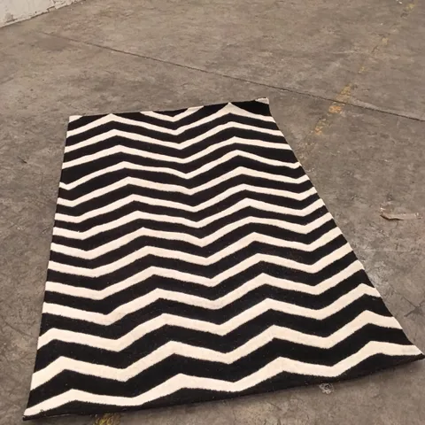 QUALITY DESIGNER AREA RUG - APPROXIMATELY 245CM X 152CM