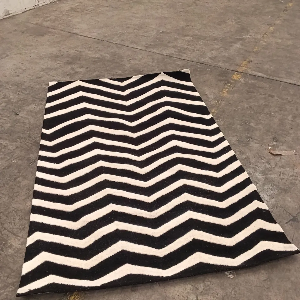 QUALITY DESIGNER AREA RUG - APPROXIMATELY 245CM X 152CM