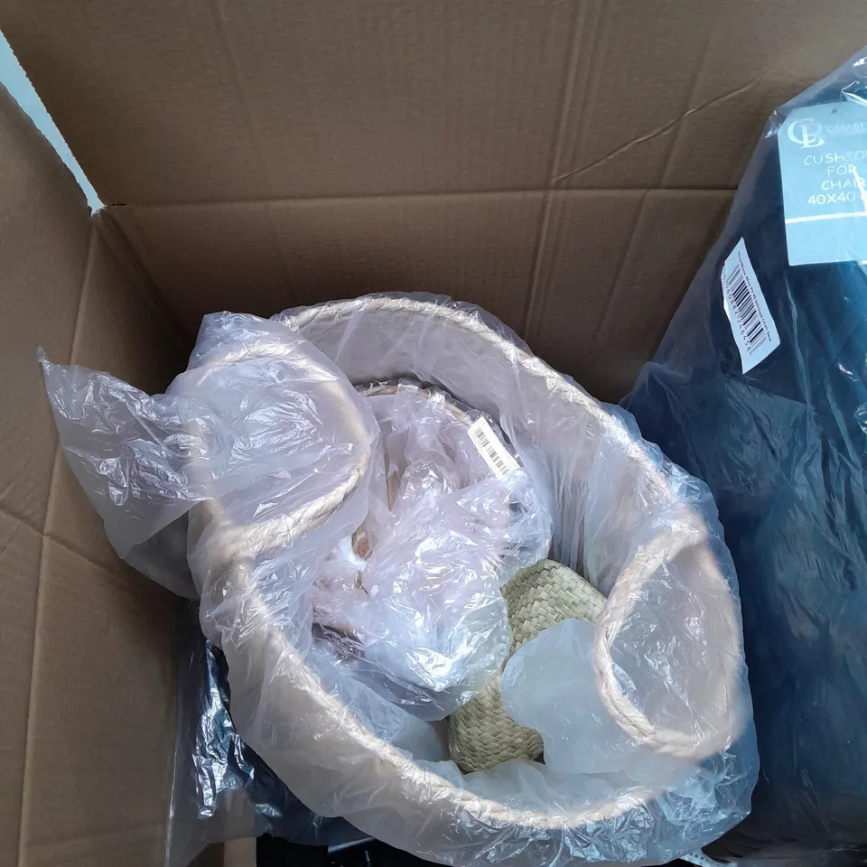 LOT OF APPROX 10 HOUSEHOLD ITEMS TO INCLUDE BACKPACK AN WICKER BASKETS