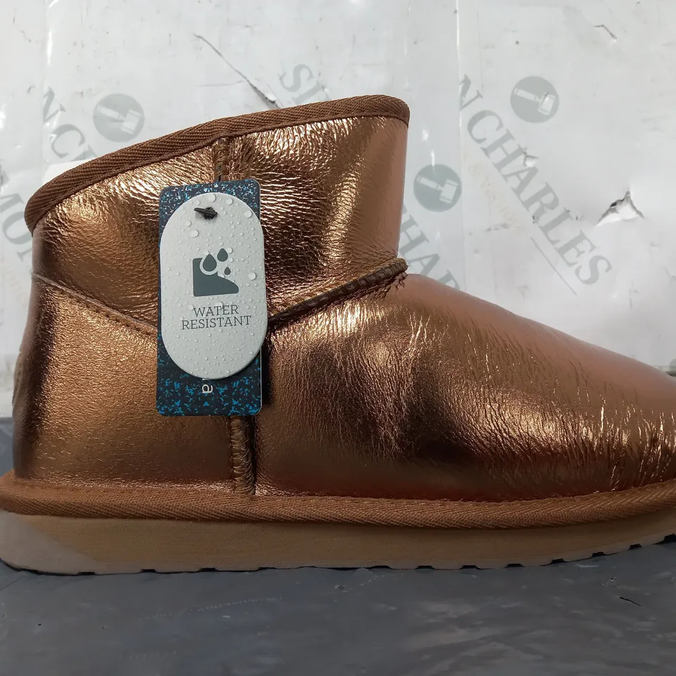 BOXED PAIR OF EMU AUSTRALIA SHOES IN METALLIC BRONZE SIZE 6