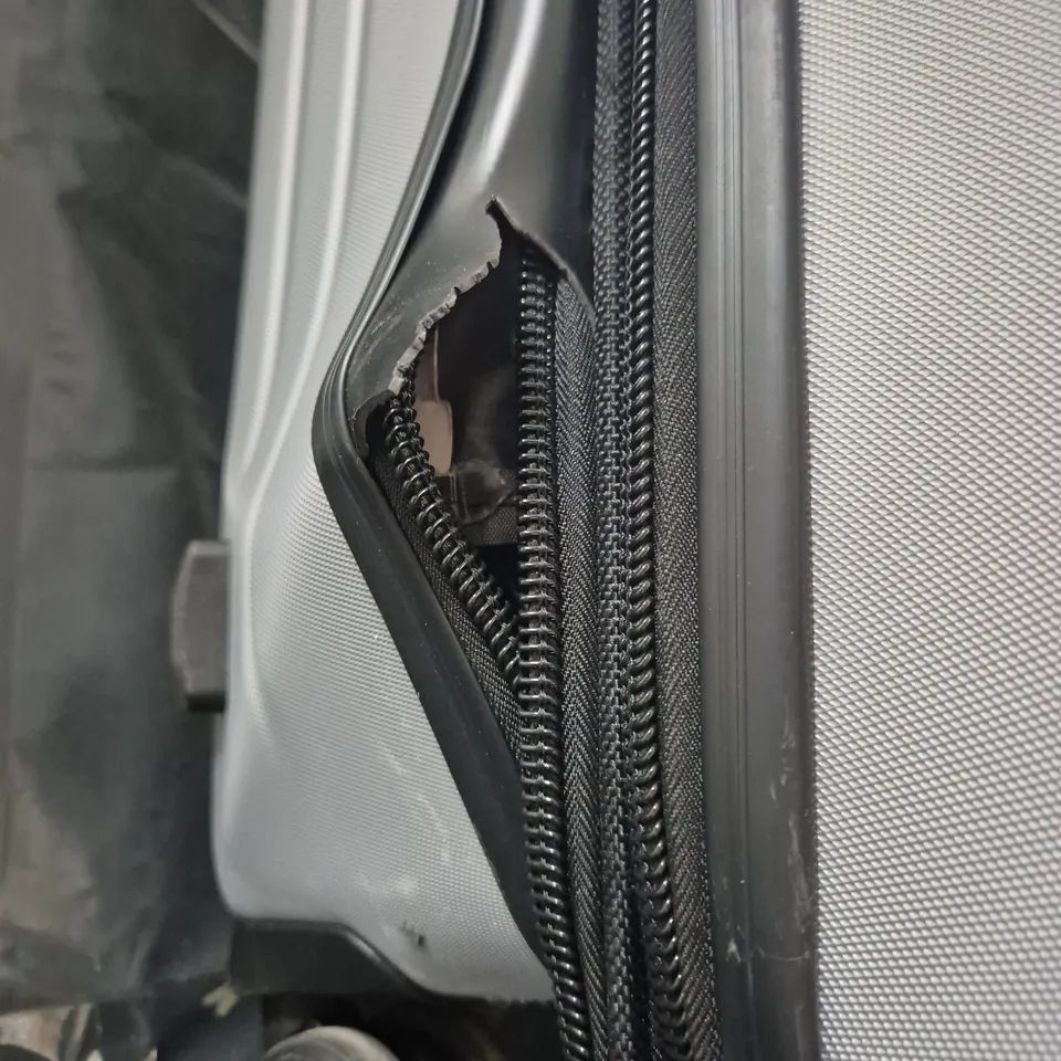 IT LUGGAGE LEGION SILVER LARGE SUITCASE