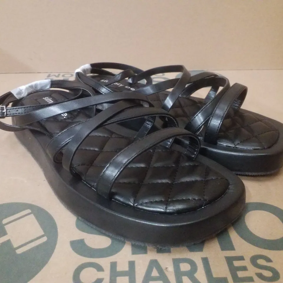 BOX CONTAINING APPROXIMATELY 6 PAIRS OF BRAND NEW SIMPLY BE BLACK PHOEBE EX WIDE SANDALS - SIZE 8