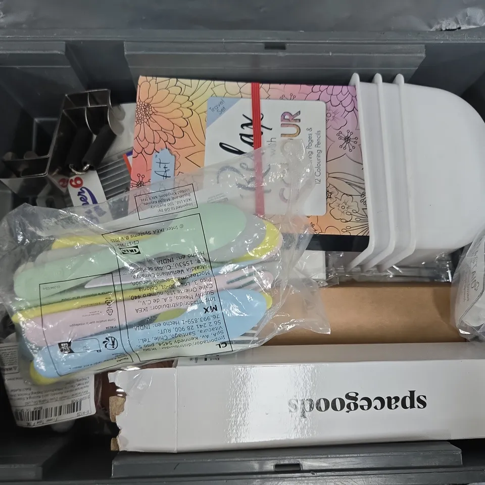 APPROXIMATELY 12 ASSORTED HOUSEHOLD ITEMS TO INCLUDE DOG NAIL CLIPPERS, SUPER 6 1.6MM CERIATED GREY TIP, WATER BASED GLUE, ETC