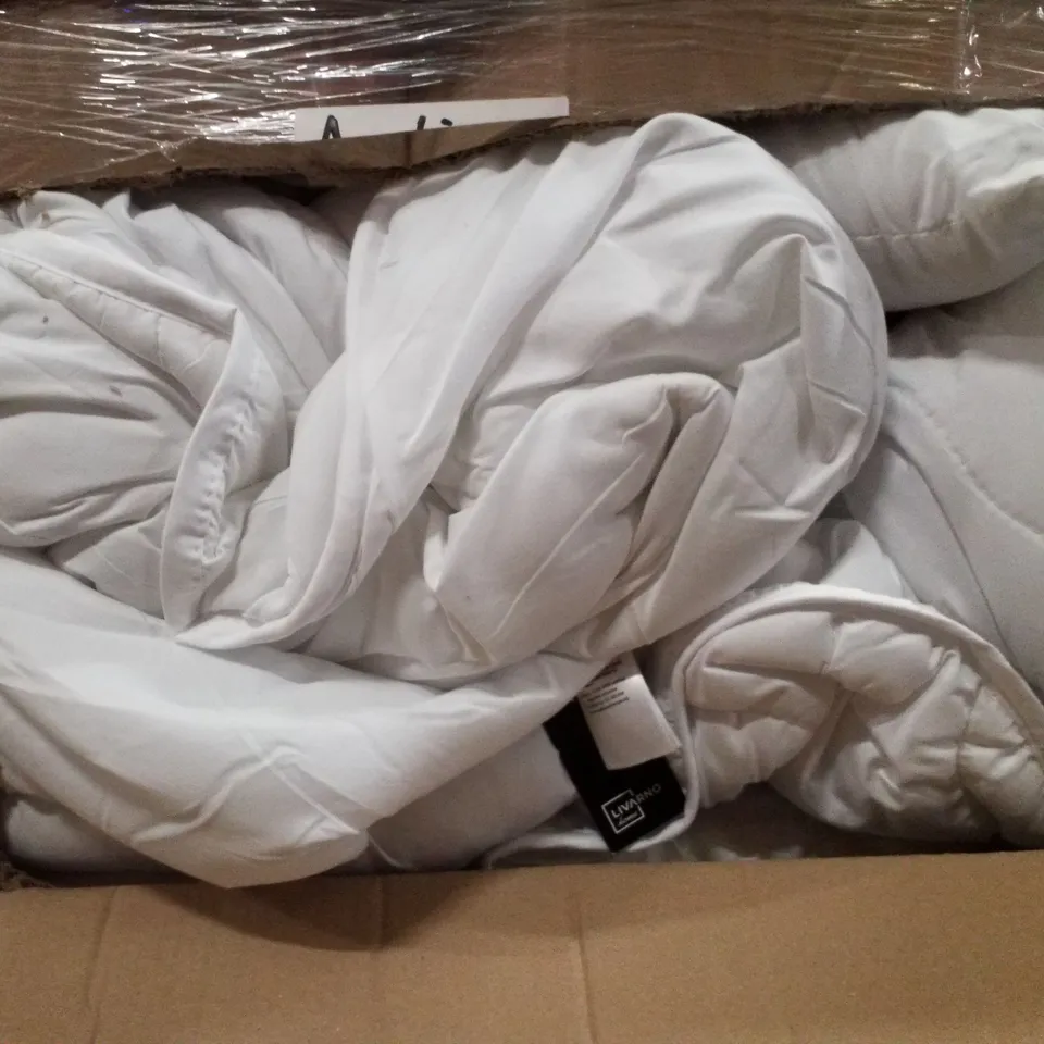 PALLET CONTAINING ASSORTED BEDDING INCLUDING DUVETS & PILLOWS