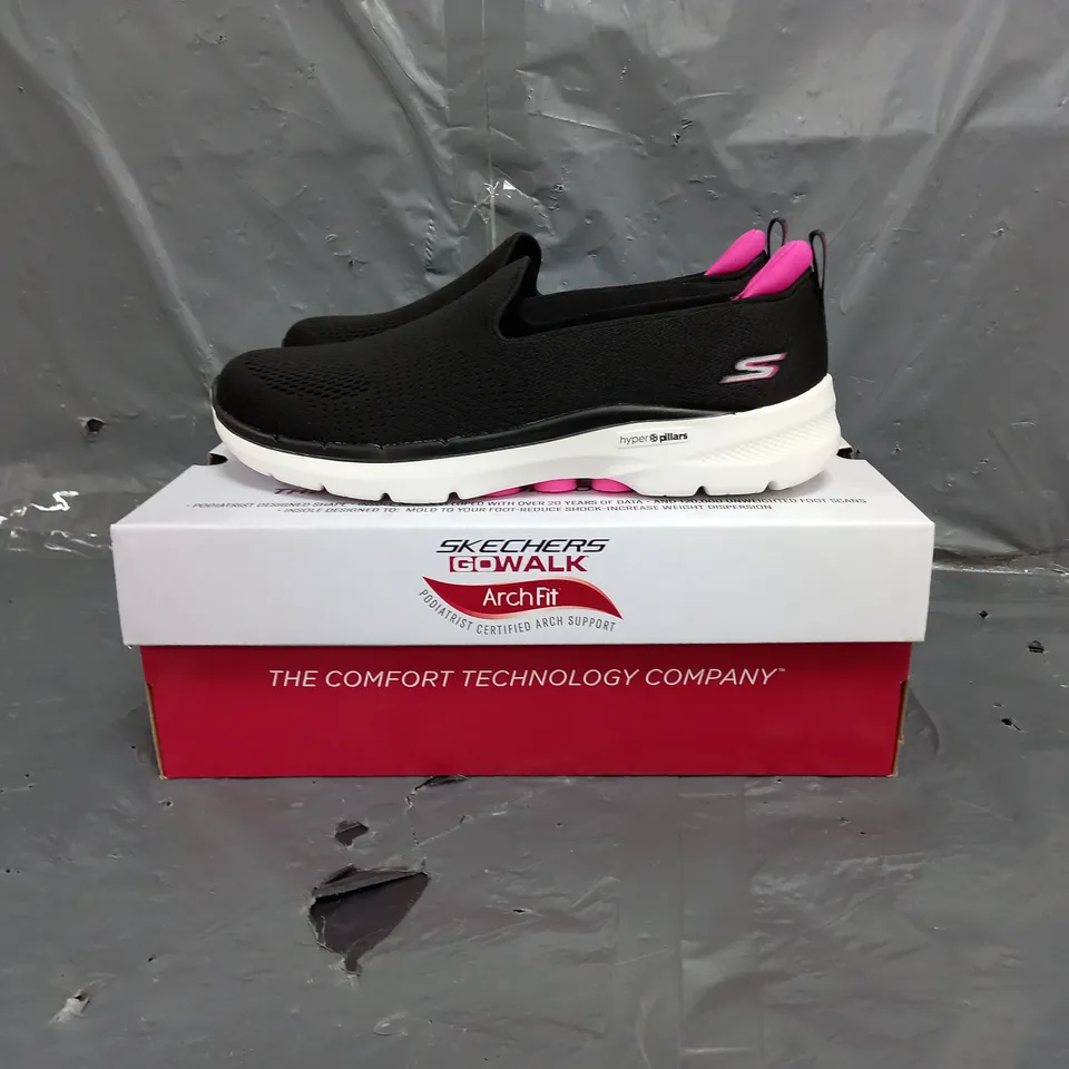 BOXED SKETCHERS GO WALK ARCH FIT WOMENS SIZE 10