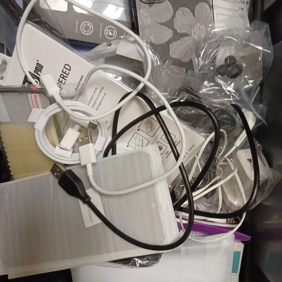 BOX OF APPROXIMATELY 30 ASSORTED MOBILE PHONE/TABLET ACCESSORIES TO INCLUDE PHONE CASES, CHARGING CABLES, WATERPROOF SPLASH BAG ETC 