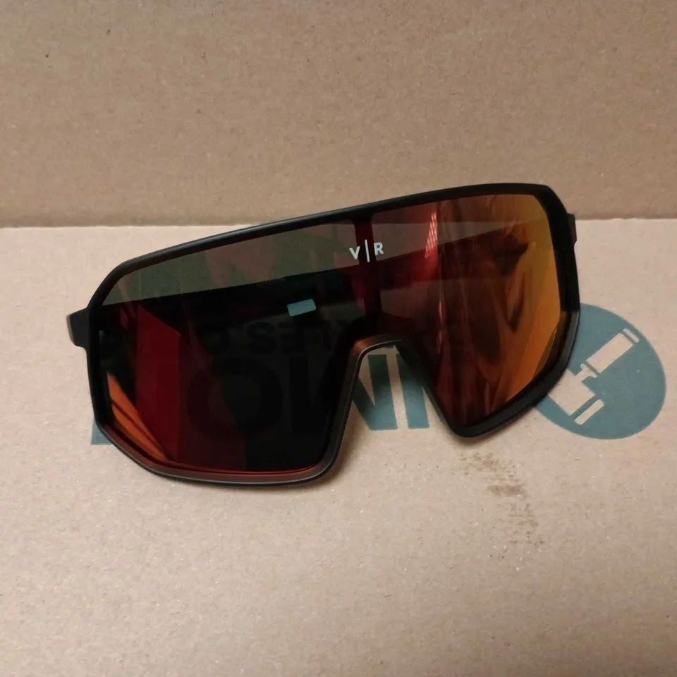 BOXED ROADR PERF 900 CAT GLASSES