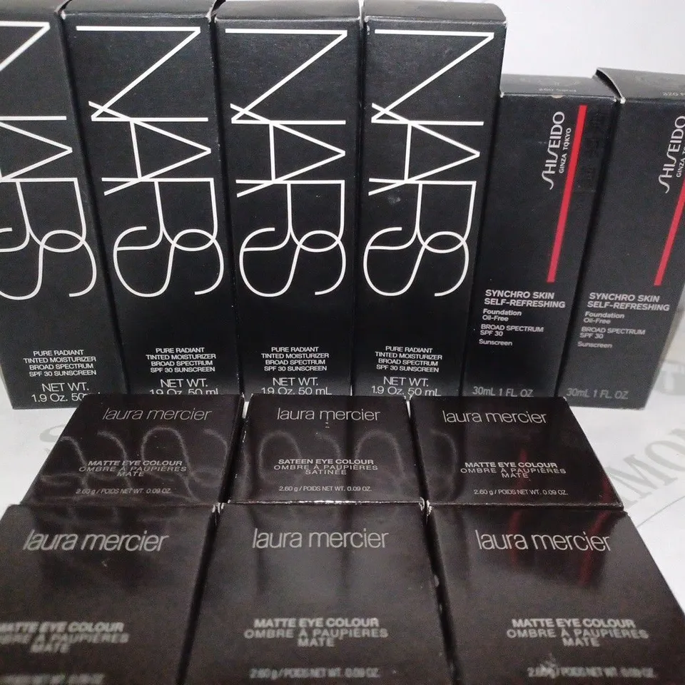 BOX OF APPROX 12 ASSORTED BEAUTY PRODUCTS TO INCLUDE NARS TINTED MOISTURIZER #ST MORITZ, SHISEIDO FOUNDATION #PINE, LAURA MERCIER MATTE EYE COLOUR #MORNING DEW, ETC 