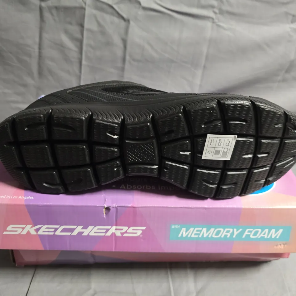 BOXED PAIR OF SKECHERS TRAINERS IN BLACK - UK SIZE 8