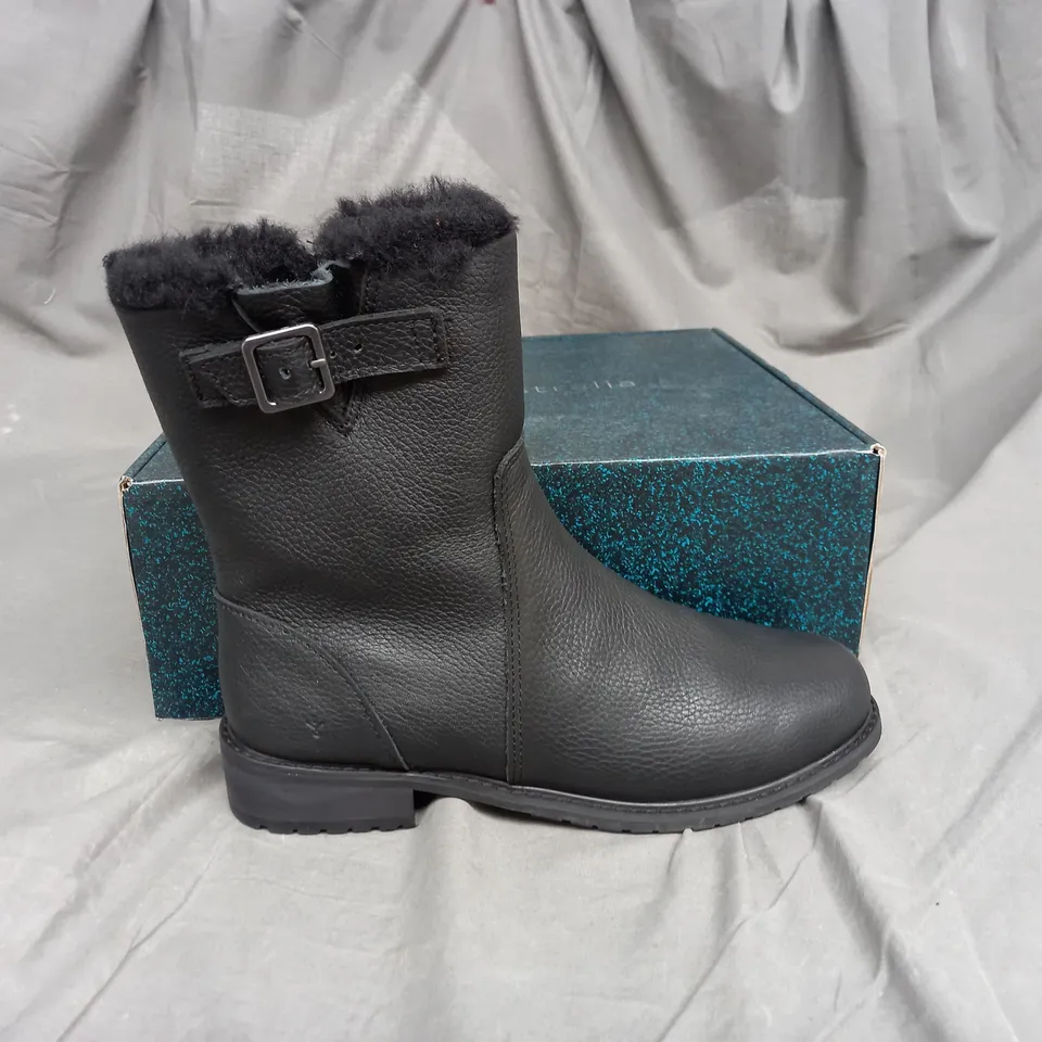 EMU AUSTRALIA BYRON ZIP BOOT IN BLACK SIZE 7