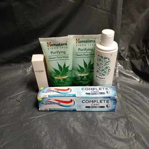 APPROXIMATELY 20 ASSORTED ITEMS OF COSMETICS INCLUDING AQUAFRESH TOOTHPASTE, HIMALAYA NEEM FACE WASH, ICONIC LONDON SETTING MIST AND BRIOGEO PEPTIDE SHAMPOO