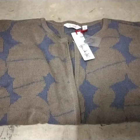 4 BOXES OF APPROXIMATELY 8 BEU DE LIFI TWO TONE GREY/BLUE JUMPERS - SIZE LARGE