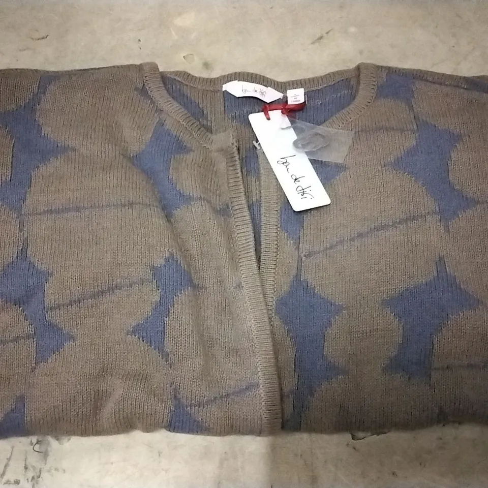 4 BOXES OF APPROXIMATELY 8 BEU DE LIFI TWO TONE GREY/BLUE JUMPERS - SIZE LARGE