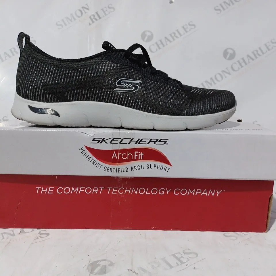 BOXED PAIR OF SKECHERS ARCH FIT TRAINERS IN BLACK SIZE 6