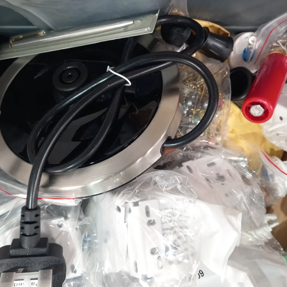 LOT OF APPROXIMATELY 10 ASSORTED HOUSEHOLD ITEMS TO INCLUDE GRANDMA KEYRING, MINI HANDHELD SEWING MACHINE, ETC