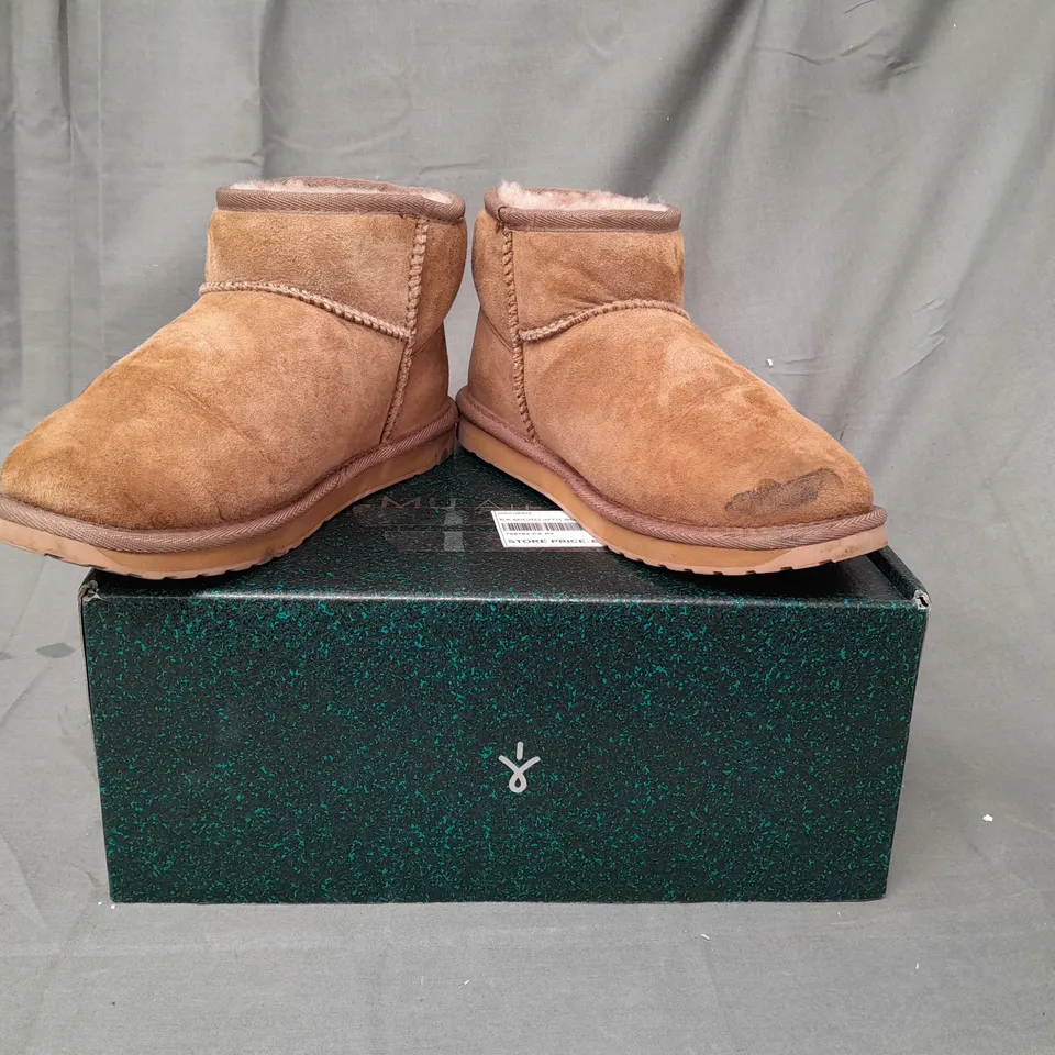 BOXED PAIR OF EMU AUSTRALIA WATERPROOF BOOTS IN CAMEL UK SIZE 5