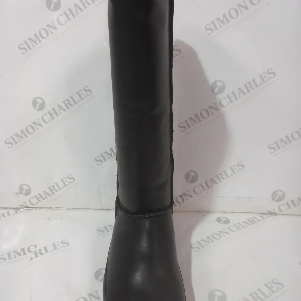 BOXED PAIR OF FITFLOP ORIGINAL MUKLUK SHEARLING LEATHER CALF BOOTS IN BLACK UK SIZE 6.5