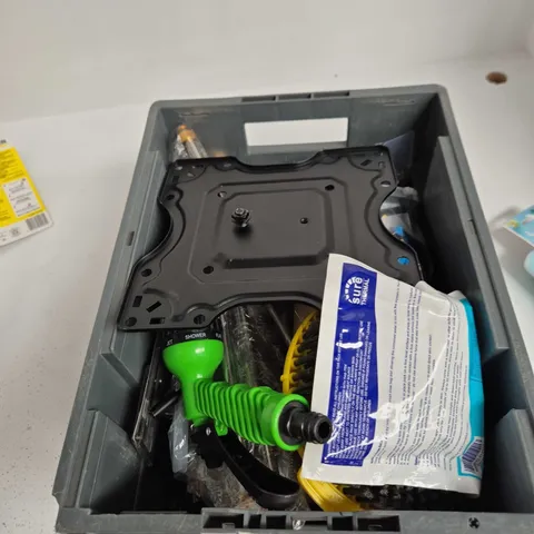 TOTE OF APPROXIMATELY 12 ASSORTED ITEMS TO INCLUDE: LEKUE ICE CUBE TRAY