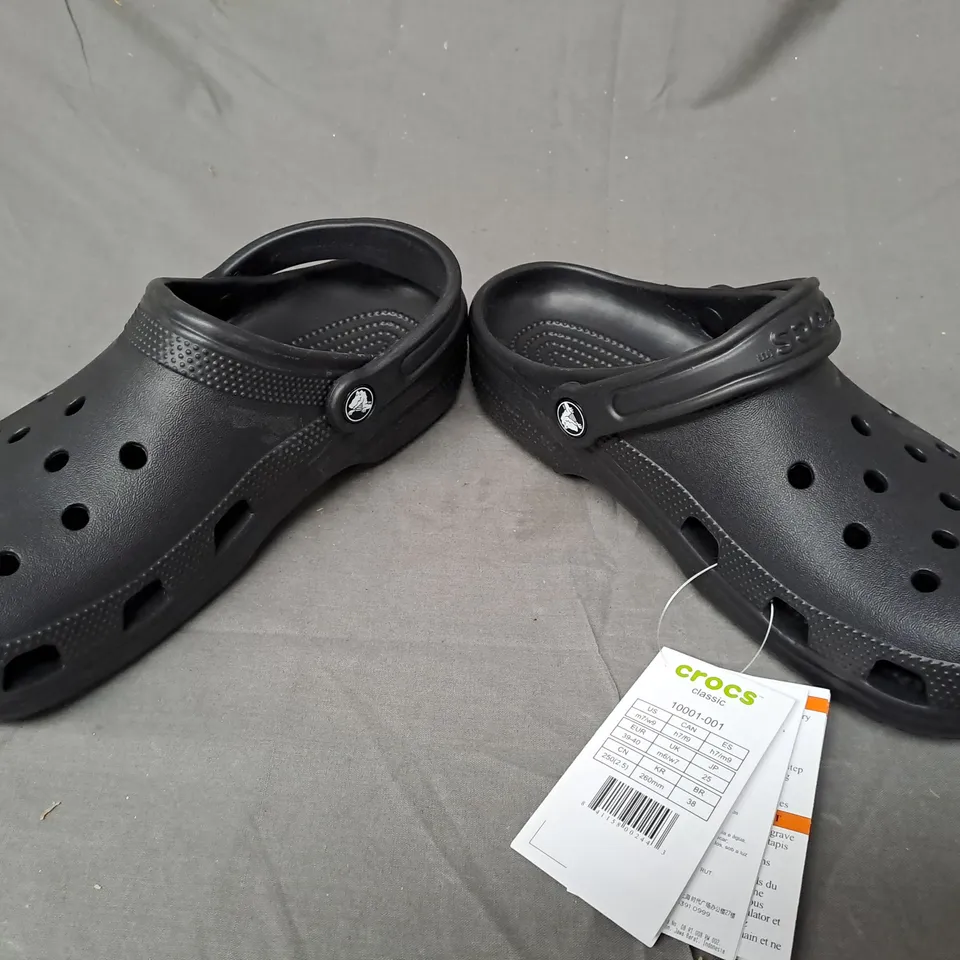 PAIR OF CROCS CLASSIC CLOGS IN BLACK UK SIZE M6/W7