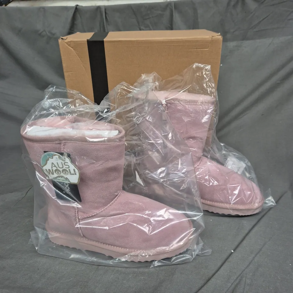 BOXED PAIR OF AUS WOOLI PALE PINK BOOT UK 5 