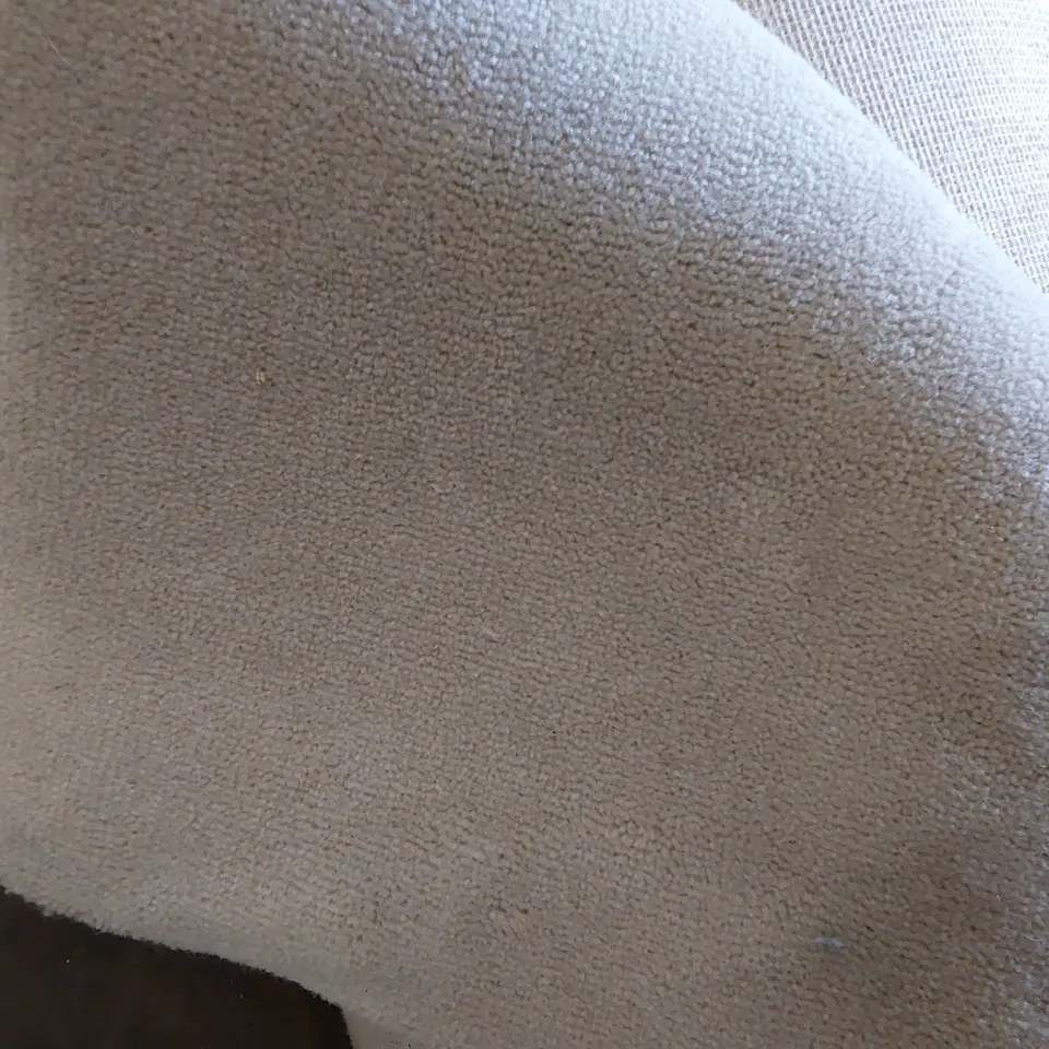 ROLL OF QUALITY VELVET HEMWOOD CARPET APPROXIMATELY 5M × 5.4M