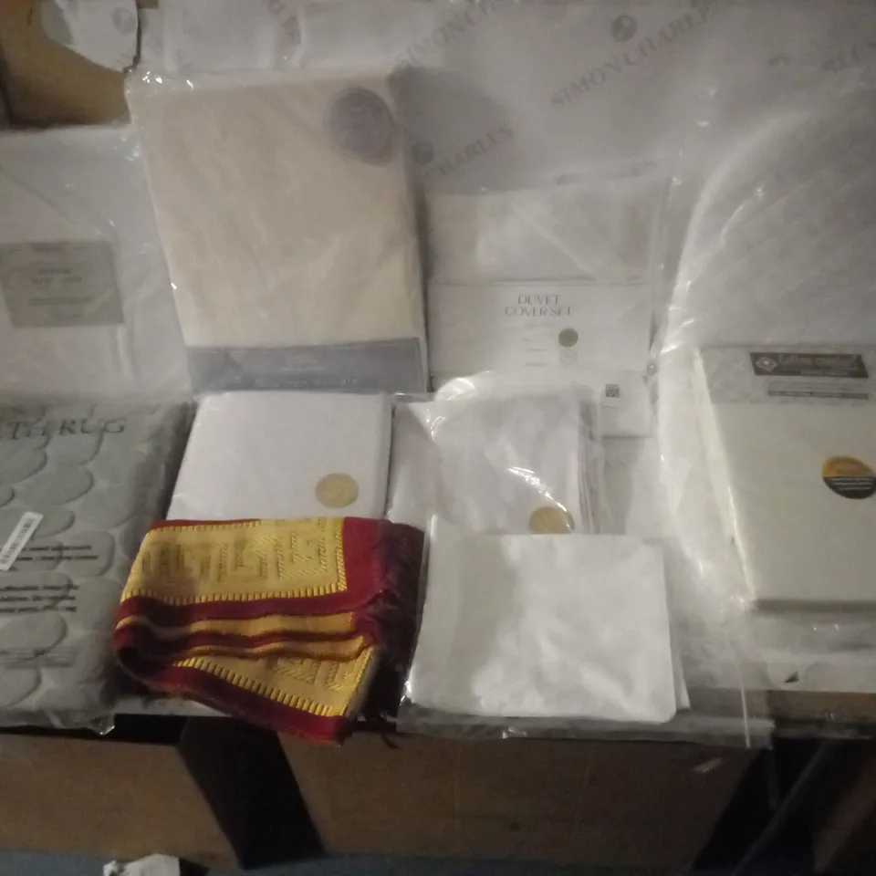 GROUP OF APPROX 10 ASSORTED ITEMS TO INCLUDE BEDDING, BABY MAT, RUG ETC