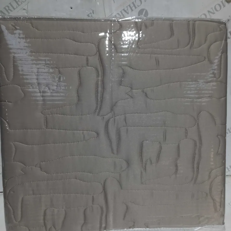 BOXED K BY KELLY HOPPEN ABSTRACT GEO BEDSPREAD AND SHAMS IN TAUPE - DOUBLE 